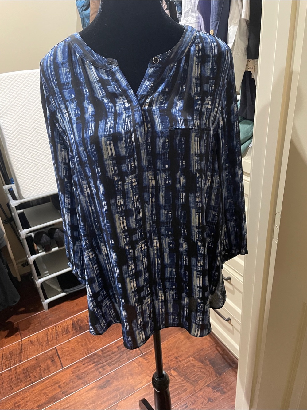 Women's large NYDJ Blue Patterned Split-Neck dressy blouse